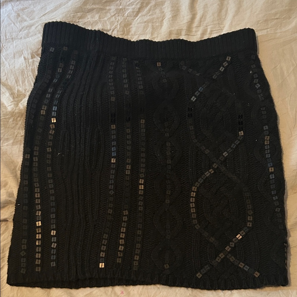 Medium sweater skirt. Black with sequins